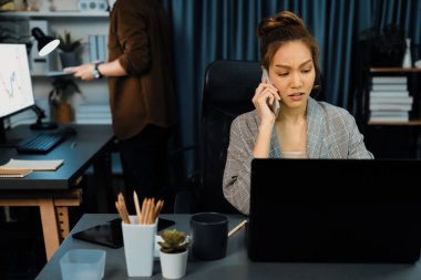 İş kadını, müşterilerle birlikte modern ofiste yeni bir proje işi yapmak için arıyor. Bu sırada, iş planının evrak dosyalarını kontrol ederek gece geç saatlerde veri tabanı raporlama toplantısına katılıyor. İnfobahn.