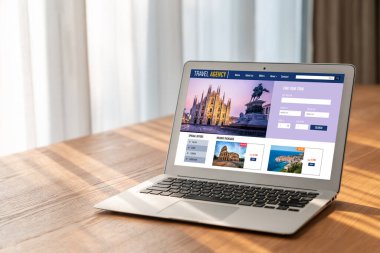 Model arama ve seyahat planlama için internet sitesi uçuş, otel ve tur rezervasyonları için anlaşma ve paket sunuyor