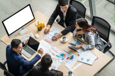 Tasarımınız için mod bilgisayardaki beyaz boş ekran monitör ekranında maket yapın