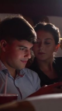 Cep telefonuyla oyun oynayan erkekler kız arkadaşını rahatsız eder ve filmi izleyerek müdahale ettirir..