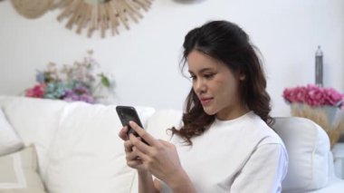 Genç bir kadın internet üzerinden alışveriş yapmak için internet üzerinden internet üzerinden internet üzerinden alışveriş yapıyor. Modern ve konforlu çevrimiçi alımlar güvenli ve uygun alışverişleri sağlar.