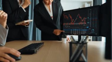 Menkul kıymetler borsası pazarlamasını inceleyen borsa yatırımcıları, zarar ve kazanç için mum bar fiyatlarını analiz eden monitörlere bakıyor. Filizlenen