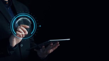 İş adamı siber güvenliğin özünü keşfeder. Siber koruma yöntemlerini, tehditleri derinlemesine araştır ve siber güvenlik duruşunu güçlendir. Siber güvenlik çağında UUID 'de gezinmek için gerekli