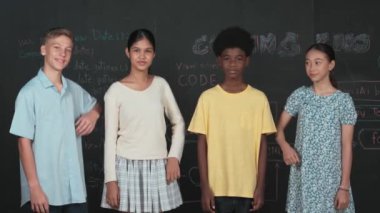 Afrikalı çocuk ortaya çıkarken çeşitli öğrenciler kameraya poz veriyor. BTMM sınıfında yazılı mühendislik koduyla kara tahtaya bakarken kameraya bakan çok kültürlü bir genç. Öğretim