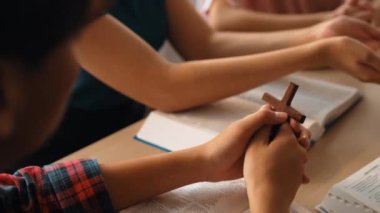 Hristiyan katolik takipçilerle dinsel bağlılık ve maneviyat duygusu doludur. Ağır çekimde Hıristiyan insanlar birlikte dua ederken el ele tutuşup grup duası yapıyorlar. Filizlenen