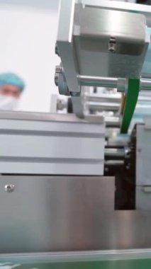 Modern fabrikada yüz maskesi üretim hattı. Covid-19 Coronavirus 2019 üretimi kavramı .
