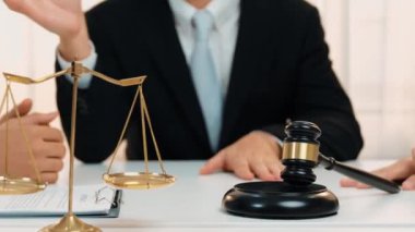 Avukat, hukuk bürosunda pazarlık yoluyla iş anlaşmazlığını çözmek için iki taraf arasında uzlaşma teklif ediyor. Yasal arabuluculuk ve çatışma çözme servisi. Ağır çekim. Katı.