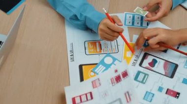 Mobil uygulama ya da web sitesi için kullanıcı arayüzü prototipi planlayan şirket çalışanlarının en iyi görünüm videosu. UX UI tasarımcı beyin fırtınası kullanıcı dostu arayüz planı. Sinerjik