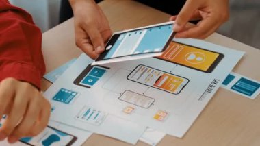 Mobil uygulama ya da web sitesi için kullanıcı arayüzü prototipi planlayan şirket çalışanlarının panorama videosu. UX UI tasarım beyin fırtınası kullanıcı dostu arayüz planı tasarlıyor. Sinerjik