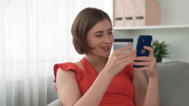 Kadın alışverişi ya da internet pazarında online ödeme modern yaşam tarzı için satış öğeleri arama ve prim siber güvenlik yazılımı tarafından korunan cüzdan çevrimiçi ödeme için kredi kartı kullanma