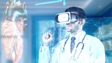 VR kulaklıklı zeki doktor laboratuvarda kalp hologramına bakıyor. Sanal gerçeklik içerisindeyken insan organlarını ve kalp semptomlarını kontrol eden yetenekli bir tıp çalışanı. Teknoloji. Aygıt.