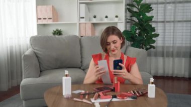 Kadın alışverişi ya da internet pazarında güzellik ürünleri için internet üzerinden ödeme yapmak modern yaşam tarzı olarak kozmetik ürünler ve cüzdan üzerinden çevrimiçi ödeme için prim siber güvenlik yazılımı