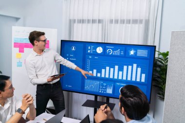 Ofiste sunum ya da analist ekibiyle toplantı odasında mali verileri analiz etmek için BI Fintech 'i kullanmak. İş adamları stratejik planlama için TV ekranında BI gösterge panelini inceliyor.