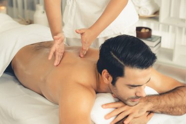 Kafkas erkek müşteri stres önleyici spa masajının keyfini çıkarıyor ve lüks otel veya oteldeki gündüz açık hava ortamında güzellik derisi eğlencesi ile şımartıyor. Sessiz.