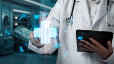 Tıbbi haçı işaret ederken ve laboratuvarda geçmişi bulanık dururken, elinde tablet bulunan yetenekli doktorlara yakın çekim yapın. Tıbbi çalışanlar tıbbi verileri analiz edip bağlantı kuruyor. İyileştirici.