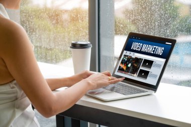 Bilgisayar ekranında video pazarlama konsepti. Sosyal Medya ve İnternet Ağ Teknolojisi Konseptinde Video Pazarlama Reklam Şirketi