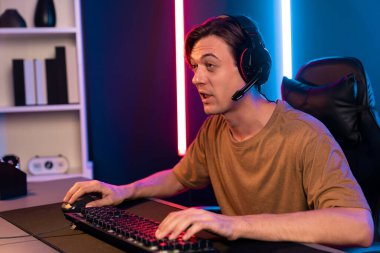 Kazanmak için çevrimiçi oyun oynayan akıllı flama makinesinin sunucu kanalı, neon ışıklı odada seçilen takım yarışması için izleyicilerle birlikte canlı yayında canlı yayında kulaklık takıyor. Bireysel.