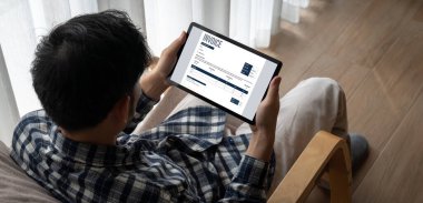 Muhasebe uygulamasından gelen fatura bilgisayar ekranında. Şirket işlerinin finans ve bütçesi için bilgisayar programı. Rahatça..