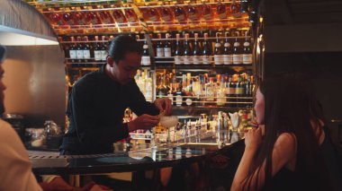 Barmen limonla süslenmiş votka kokteyli hazırlıyor. Lüks bir gece kulübü özel ekşi içkisine servis ediliyor. Şık bir gece hayatı miksoloji partisi. Vinosity.