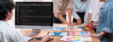 Uygulama ve program kodlaması için bilgisayar ekranında yazılım geliştirme programlama