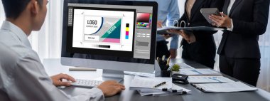 İş zekası ve veri analizi kavramı. Analizci ekibi laptop ekranında finansal veri analizi üzerinde çalışıyor. Etkili iş stratejik planlama için pazarlama göstergesi olarak. İçgörü