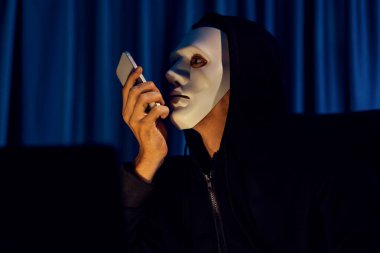 Bilgi işlem sahibini arayıp büyük bir veritabanı ile fidye tehdidinde bulunmasını programlayarak şifreli şifreleme kurmasını ve güvensiz bir mahremiyet sağlamaya çalışmasını söyleyen isimsiz beyaz suçlu maskesi. Bireysel.