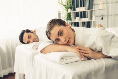 Kafkas çift müşterisi stres önleyici spa masajının keyfini çıkarıyor ve lüks otel veya oteldeki gündüz açık hava ortamında güzellik teniyle eğleniyor. Sessiz.