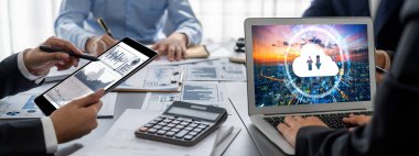 İş zekası ve veri analizi kavramı. Analizci ekibi laptop ekranında finansal veri analizi üzerinde çalışıyor. Etkili iş stratejik planlama için pazarlama göstergesi olarak. İçgörü