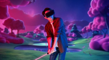 Metaverse 'te golf oynarken VR gözlük takan yetenekli bir oyuncu ya da mor gökyüzü olan golf sahası. Simülasyon dünyasına girerken spor yapan çekici bir golfçü ya da sporcu. Yaratıcılık.