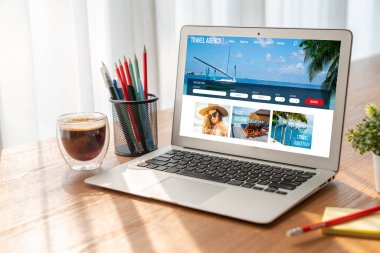 Model arama ve seyahat planlama için internet sitesi uçuş, otel ve tur rezervasyonları için anlaşma ve paket sunuyor