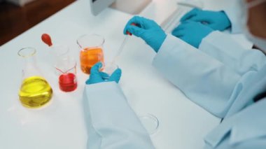 Bilimsel uzmanlığa, laboratuvar ekipmanlarına ve yenilikçi tıbbi biyoteknoloji yazılımına sahip laboratuvar sağlık araştırma ekibi yeni ilaçlar araştırıyor, tedavi geliştiriyor. Ağır çekim. Katı.