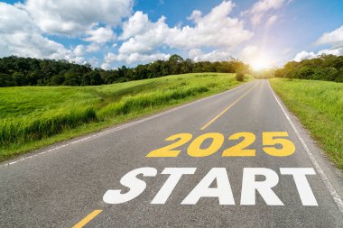 2025 yılbaşı seyahati ve gelecek vizyon konsepti. 2025 'in başında mutlu bir yeni yıl kutlaması için yola çıkan doğa manzarası sevinç ve başarıyla başlıyor. .