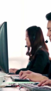 Ofiste çalışan kulaklık takan işadamları uzak müşteri ya da meslektaşlarını desteklemek için çalışıyorlar. Arama merkezi, tele pazarlama, müşteri destek acentesi telefon görüşmesinde hizmet sunar.