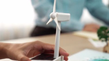 İş adamı, dünyayı kurtarmak için karbon ayak izini azaltmak için yeşil enerji kullanımı ve temiz teknolojiyi seçen şirkette eko inşa etmek için alternatif enerji kullanmayı düşünüyor. Tanımlama.
