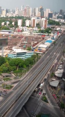 Metropolis panoramik manzarasında hızlandırılmış şehir manzarası ve inşaat alanı. Şehir merkezindeki iş bölgesinde emlak geliştirme .