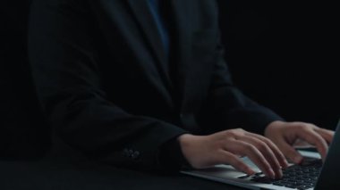 Yapay zeka mühendisliği, büyük veri ve yapay zeka makinesi kavramında yapay zeka beyin işlemcisiyle iş desteği için üretken yapay zeka kullanmayı öğrenen insan etkileşimi. Kullanıcı Kimliği