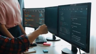 Bilgisayar programlama için arka uç yazılım geliştirici mühendisi. Yazı yazma kodlarını ayıklamak için birlikte çalışıyorlar. Ofisteki monitörde karmaşık algoritmaları çözüyorlar. Filizlenen