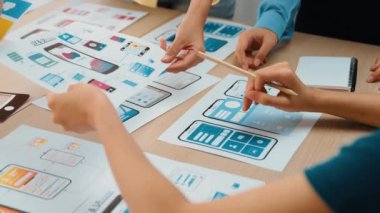 Mobil uygulama ya da web sitesi için kullanıcı arayüzü prototipi planlayan şirket çalışanlarının panorama videosu. UX UI tasarım beyin fırtınası kullanıcı dostu arayüz planı tasarlıyor. Sinerjik