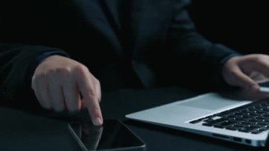 İş adamı, stratejik kararlar için değerli verileri çıkartarak arama motoru araştırması yapıyor. Kapsamlı araştırma ve SEO veri analizi için arama motorları kullanılıyor. Kullanıcı Kimliği