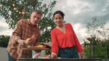 Aile hep birlikte bahçede kamp kurar, yaşlı bir çift barbekü yapar, yemek yer. Son sınıflar kamp faaliyetlerini kullanırlar, doğayla iç içe olurlar ve genç nesil çapraz kuşaklarla zaman geçirirler. Uyumsuzluk.