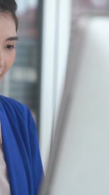 Kulaklık takan iş kadını ofiste çalışıyor. Arama merkezi, tele pazarlama, müşteri destek acentesi telefon görüşmesinde hizmet sunar.