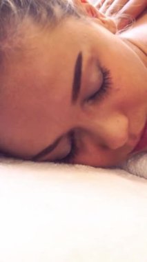 Rahat bir kadın profesyonel masaj terapistiyle lüks kaplıcalarda masaj yaptırıyor. Sağlık, şifa ve rahatlama konsepti.