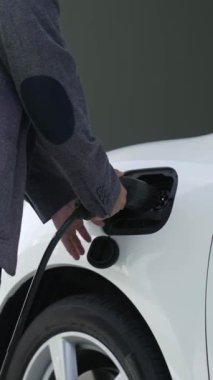 Elektrikli araç şarj istasyonu olan, sağlıklı ve temiz bir çevreyi teşvik eden yenilikçi bir aile kavramı. Sürdürülebilir, temiz enerji teknolojisiyle çalışan elektrikli araç..