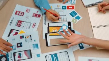 Mobil uygulama ya da web sitesi için kullanıcı arayüzü prototipi planlayan şirket çalışanlarının en iyi görünüm videosu. UX UI tasarımcı beyin fırtınası kullanıcı dostu arayüz planı. Sinerjik