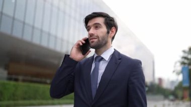 Kafkasyalı yetenekli bir proje yöneticisi. Bulanık geçmişiyle şehirde yürürken telefonla konuşuyor. Akıllı telefon kullanan yetenekli bir işadamı bulanık geçmişi olan bir proje yöneticisiyle konuşuyor. Sevinçli..