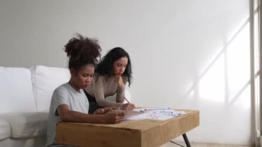 Stresli Afrikalı Amerikalı kadınların kredi kartı borçlarıyla ilgili mali sorunları var. Kötü kişisel para ve ipotek yönetimi krizi kavramını çok önemli ölçüde karşılıyorlar..