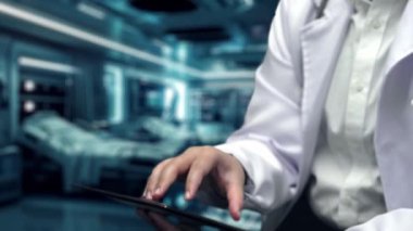 Profesyonel doktorun DNA örneği hologramını alıp hologramı laboratuvarda yüzerken tablete koymasına yakın durun. Tıbbi verileri uygulayan ve genetik bozuklukları analiz eden bir tıp çalışanı. İyileştirici.