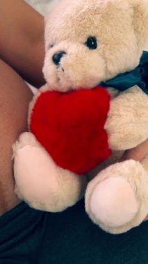 Hamile bir kadın çocuğuna bakarken kendini mutlu hissediyor. Hamile karnında bebek taşıyan hamile bir anne. Doğum öncesi bakım ve kadın hamileliği konsepti.