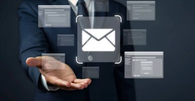 İş adamı e-posta kutusunu kontrol ediyor, daha iyi verimlilik için mesajları düzenliyor ve önceliklerini belirliyor. Etkili iletişim için akıllı e-posta teknikleri öğren. FaaS