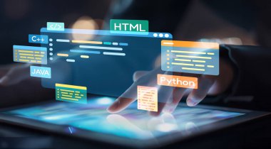 Yeni uygulama mobil telefon geliştirme için HTML, Python, Java ve C EIDE gibi çeşitli programlama dillerinin kodlama dijital örtüleri ile yazılım geliştirici veya programcı çalışması